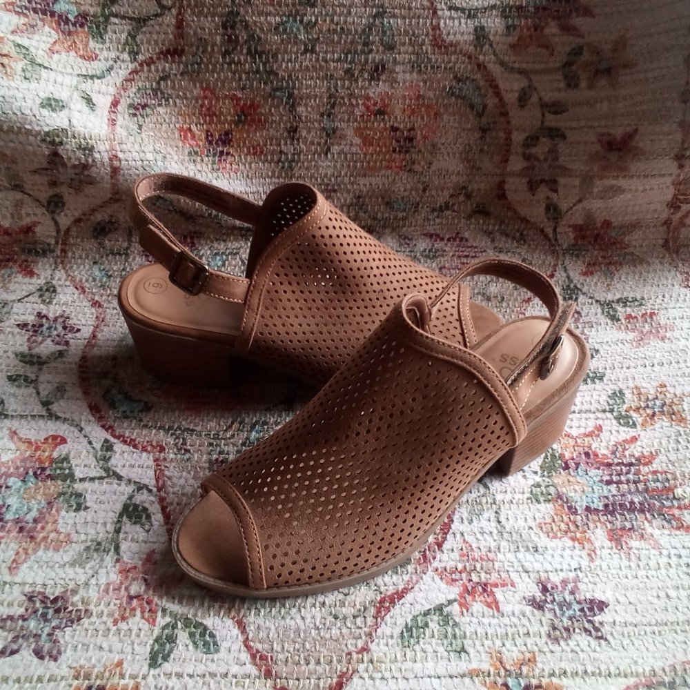 ART CLASS TAN SANDALS (6)